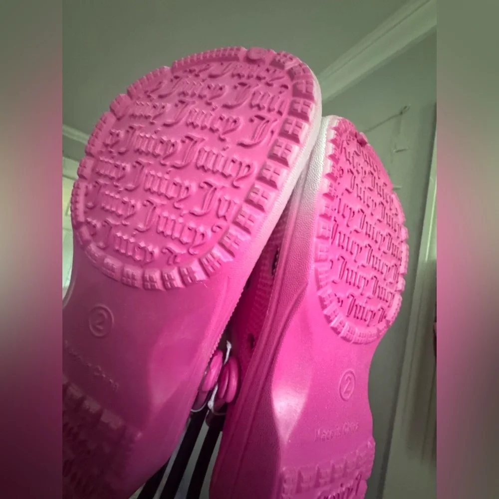 Juicy Couture Kids Pink Clogs NWT GLITTER CROWNS HEARTS STARS POOL BEACH GIRLY 💕 - Picture 2 of 5